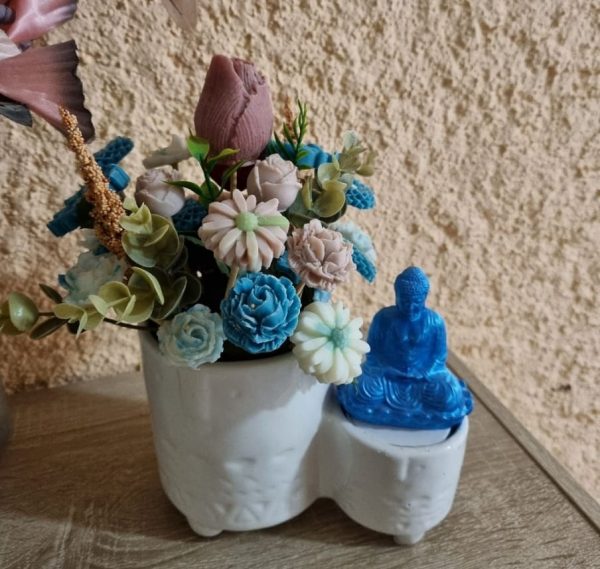 Composition florale au Bouddha