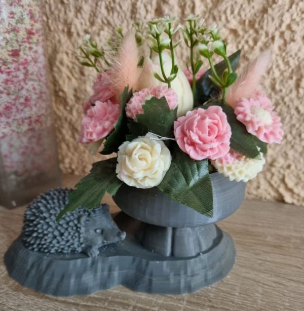 Composition floral avec hérisson