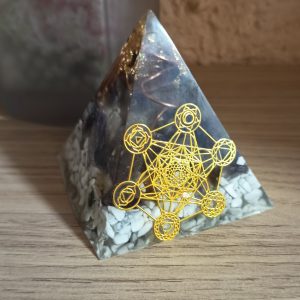 Orgonite Howlite, Quartz Transparent, Cuivre & Feuilles d’Or