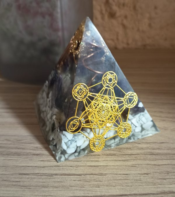 Orgonite Howlite, Quartz Transparent, Cuivre & Feuilles d’Or